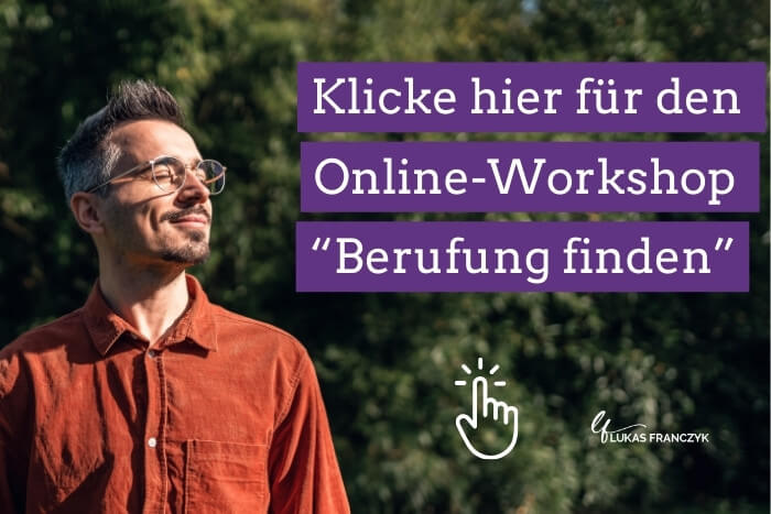 Lukas Franczyk steht im Park und präsentiert seinen kostenlosen Online-Workshop "Wie finde ich meine Berufung?"